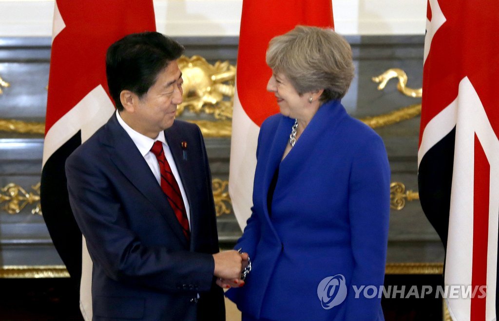 테리사 메이 영국 총리(오른쪽)와 아베 신조 일본 총리가 지난 2017년 8월 일본 도쿄 영빈관에서 정상회담을 하기 전 악수를 나누는 모습. [EPA=연합뉴스 자료사진] 