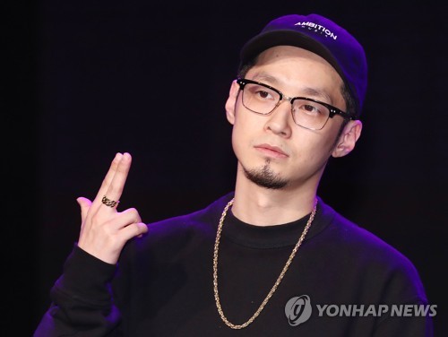 포즈 취하는 더콰이엇