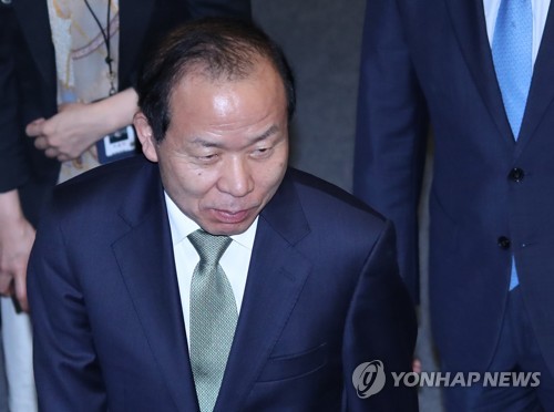 본회의장 나서는 김이수 헌재소장 대행