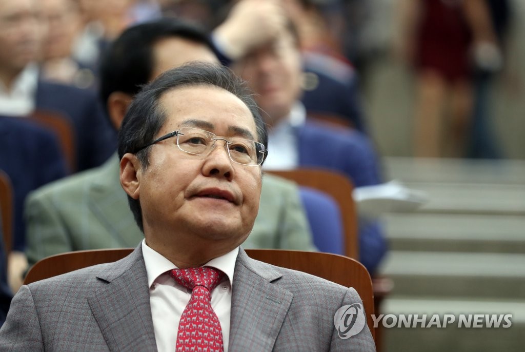굳은 표정의 홍준표