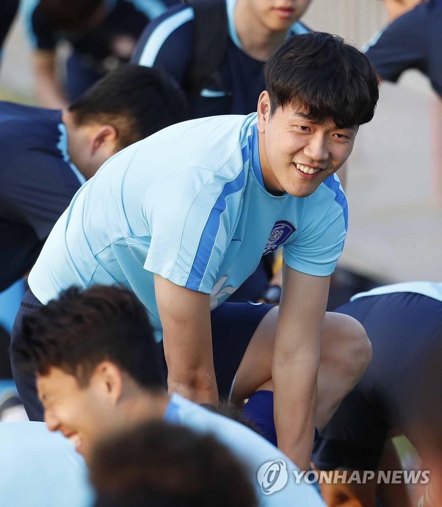 미소 짓는 김영권
