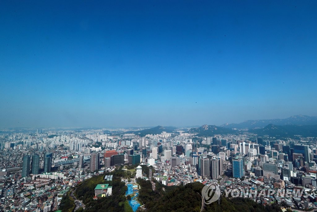 맑은 하늘 아래 서울