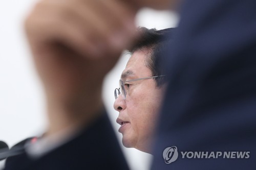 북핵 실험 언급하는 정우택 원내대표