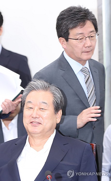 의원총회 참석한 유승민-김무성