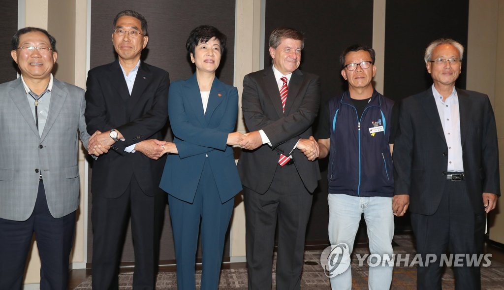 기념촬영하는 ILO와 한국 노사정 대표