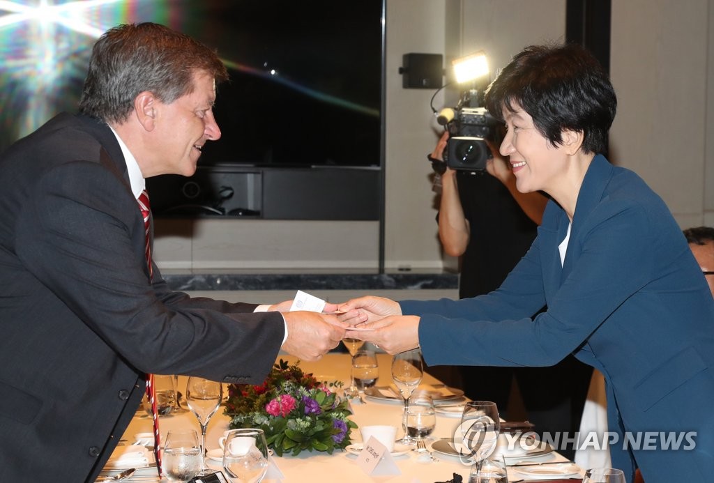 인사 김영주 장관과 가이 라이더 ILO 사무총장