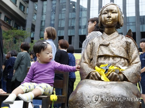 할머니의 아픔을 아는 걸까?