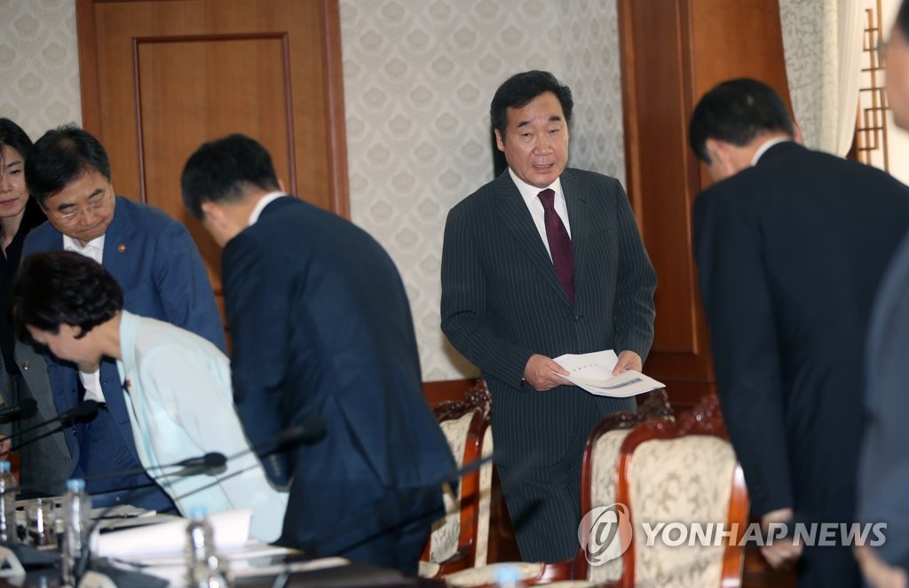 국정현안점검조정회의장 들어오는 이낙연 총리