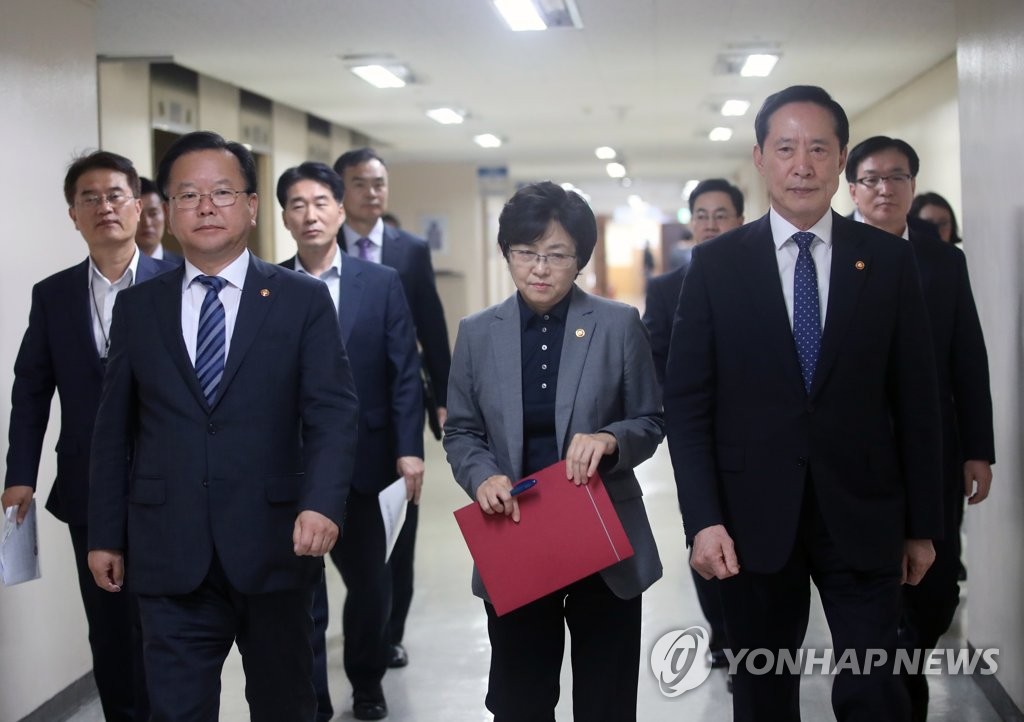 합동 브리핑위해 함께 오는 장관들