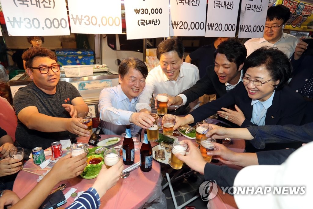 건배하는 안철수 대표