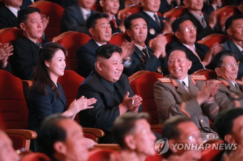 축하연 보는 김정은과 리설주