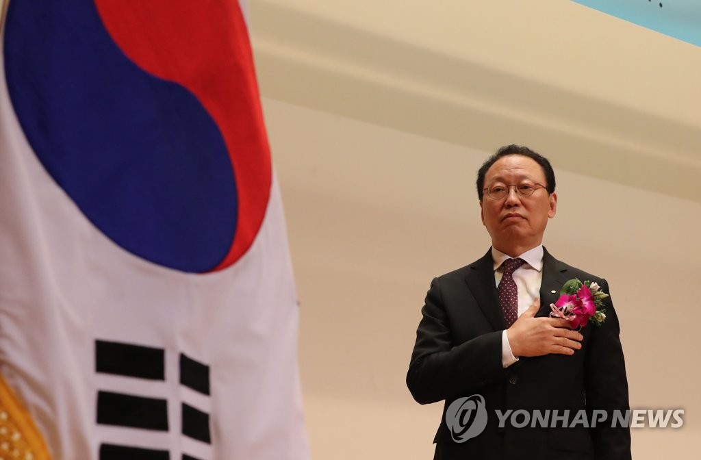 국기에 대한 경례하는 최흥식 금융감독원장