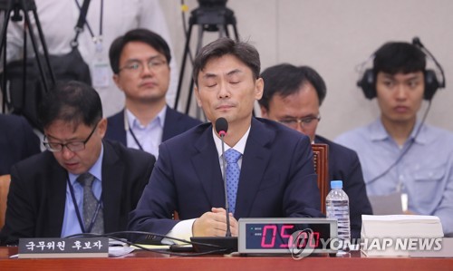 잠시 눈감은 박성진 후보자