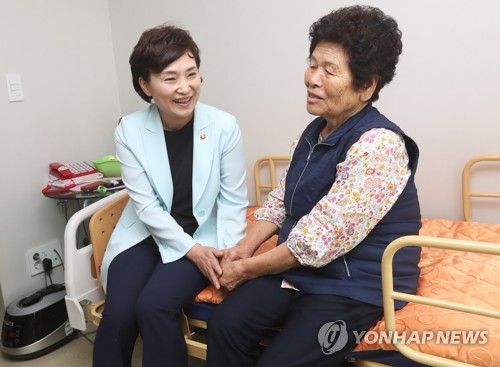 공공실버주택 입주민과 이야기 나누는 김현미 장관