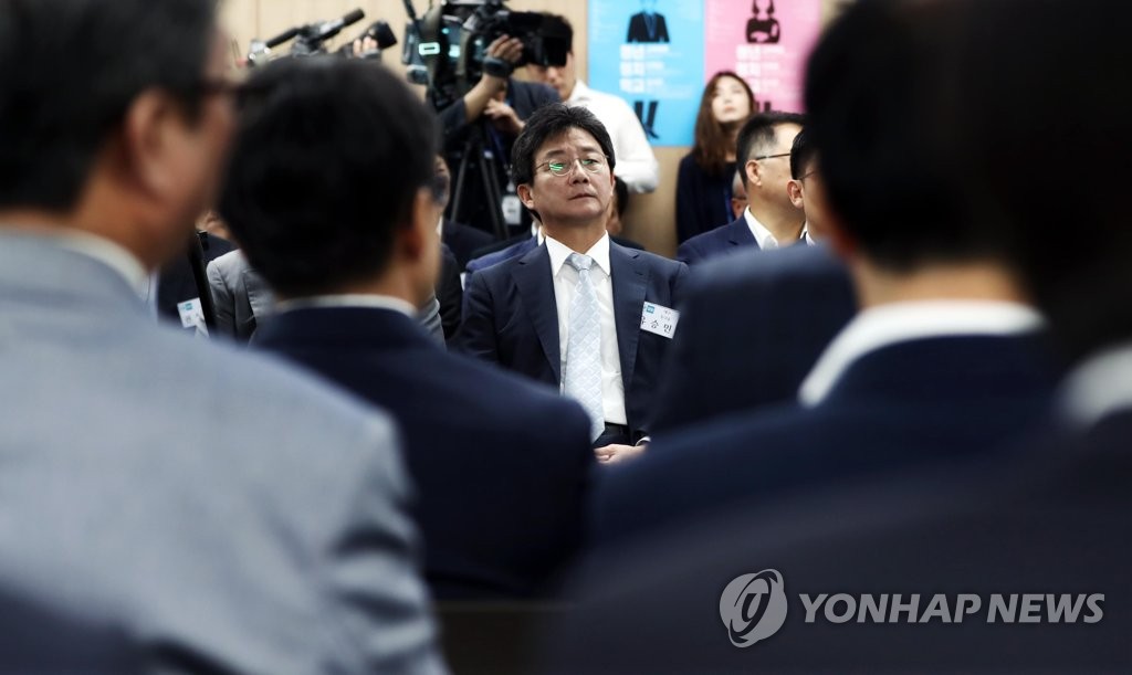 생각에 잠긴 유승민