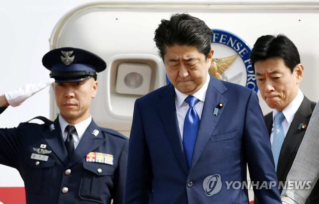 굳은 표정으로 귀국하는 아베 일본 총리