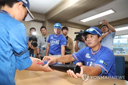 '은퇴투어' 이승엽 창원서 팬 사인회