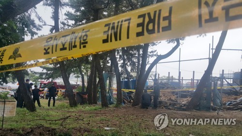 강릉 정자 화재 진화 중 매몰…소방관 2명 사망