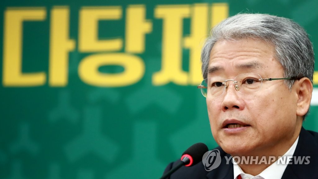 원내대책회의 발언하는 김동철