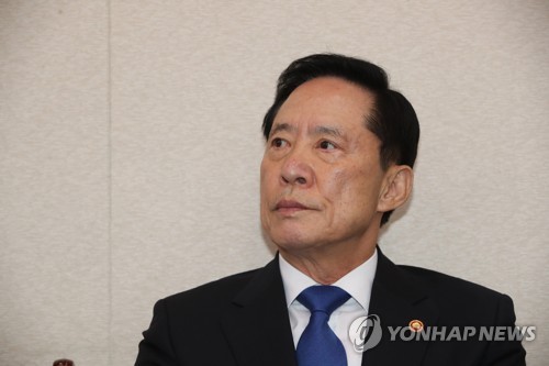 굳은 얼굴의 송영무 장관