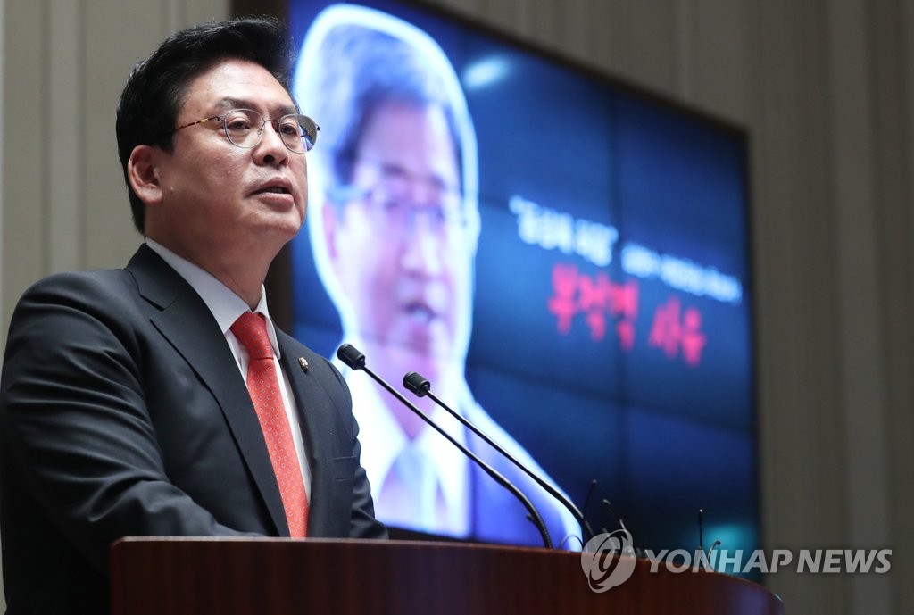 발언하는 정우택 원내대표