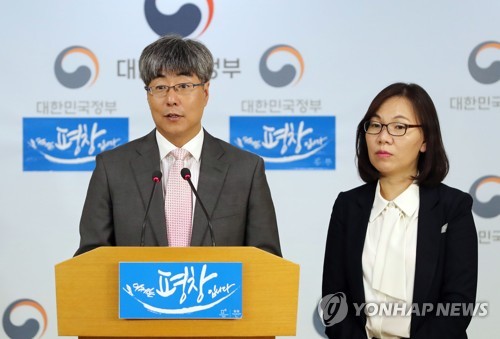 질문 답하는 신고리공론화위 대변인