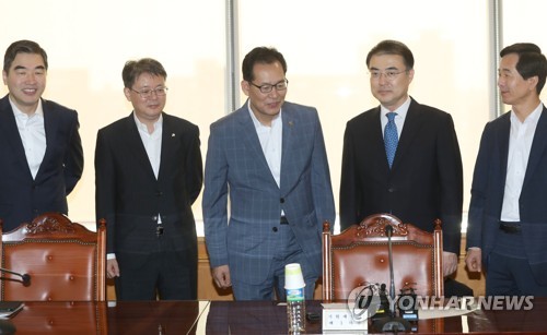 담소하는 고형권 차관