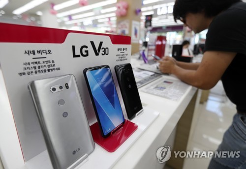 V30 살펴보는 시민들