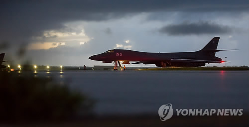 美'죽음의 백조' B-1B랜서 北동해 공역비행서 '무력시위'