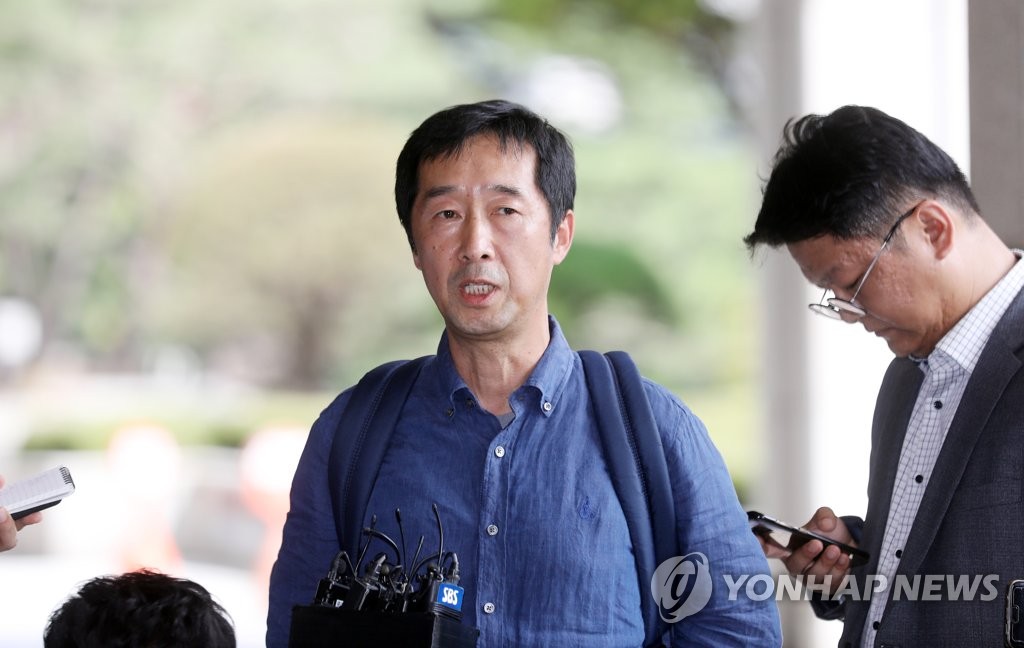 질문에 답하는 이우환 PD
