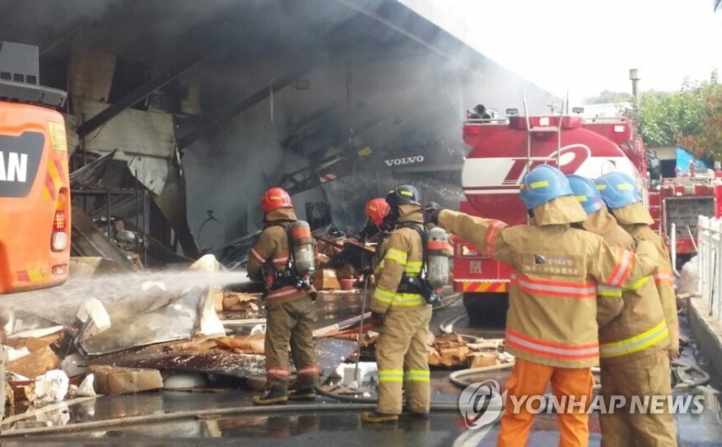 화재 진압하는 소방관들