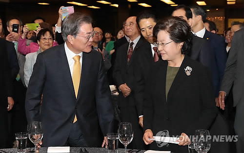 인사하는 문재인 대통령과 권양숙 여사