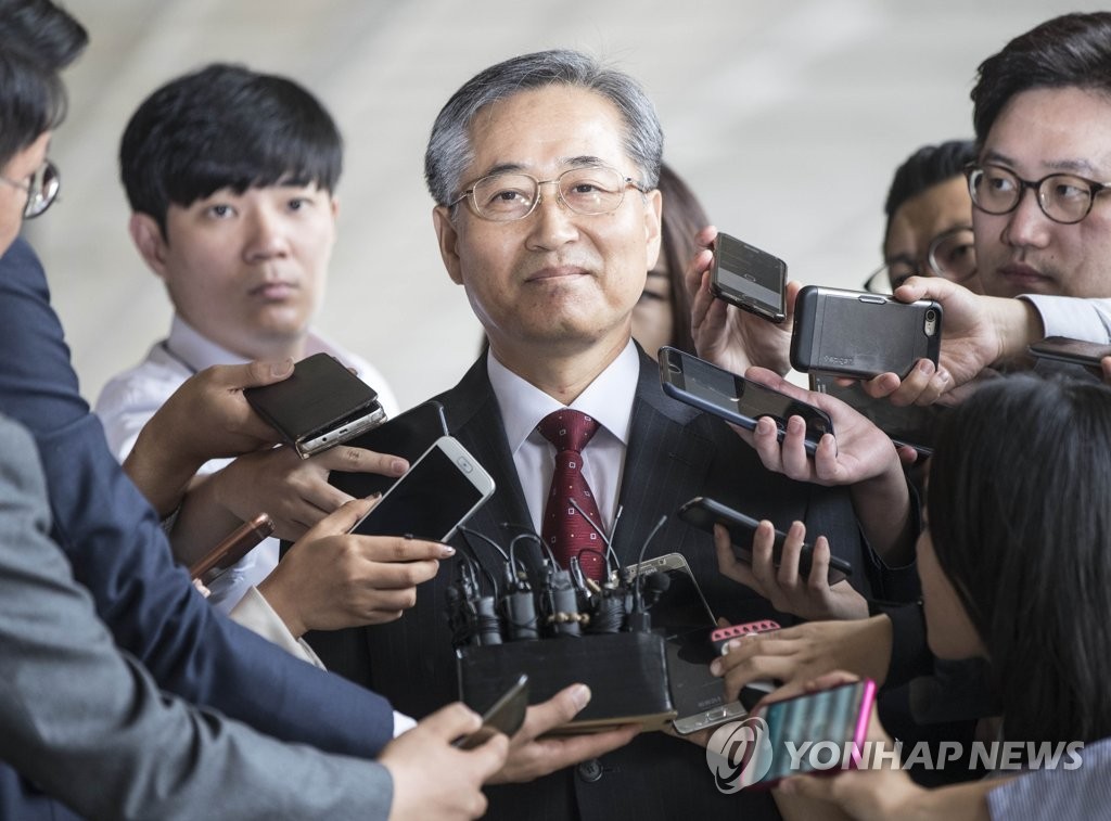 포토라인 선 추명호 전 국장