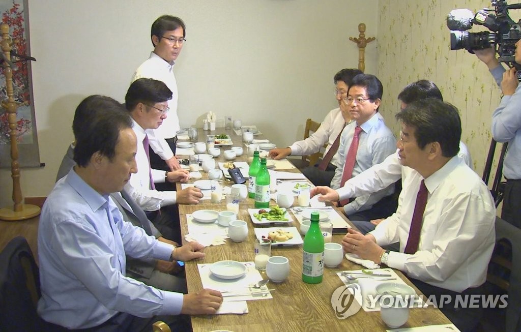 한국당-바른정당 중진들 '보수우파 통합추진위' 만들기로