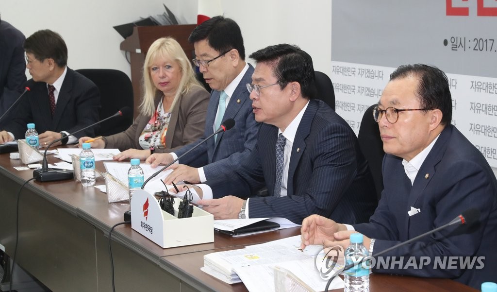 발언하는 정우택 원내대표