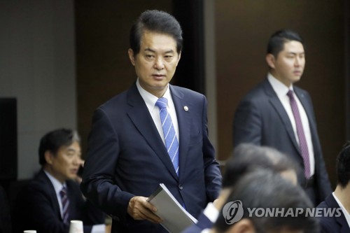 국정현안점검조정회의 참석하는 류영진 식약처장