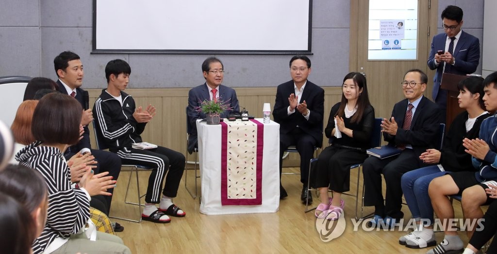 여명학교 방문한 홍준표 대표