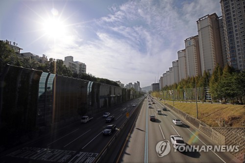맑은 가을 하늘 아래 고향 가는 길