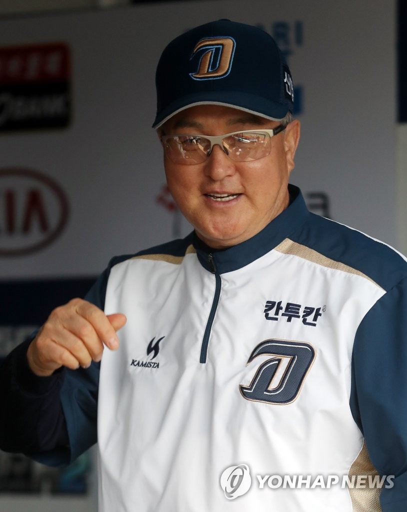 질문에 답하는 김경문 감독