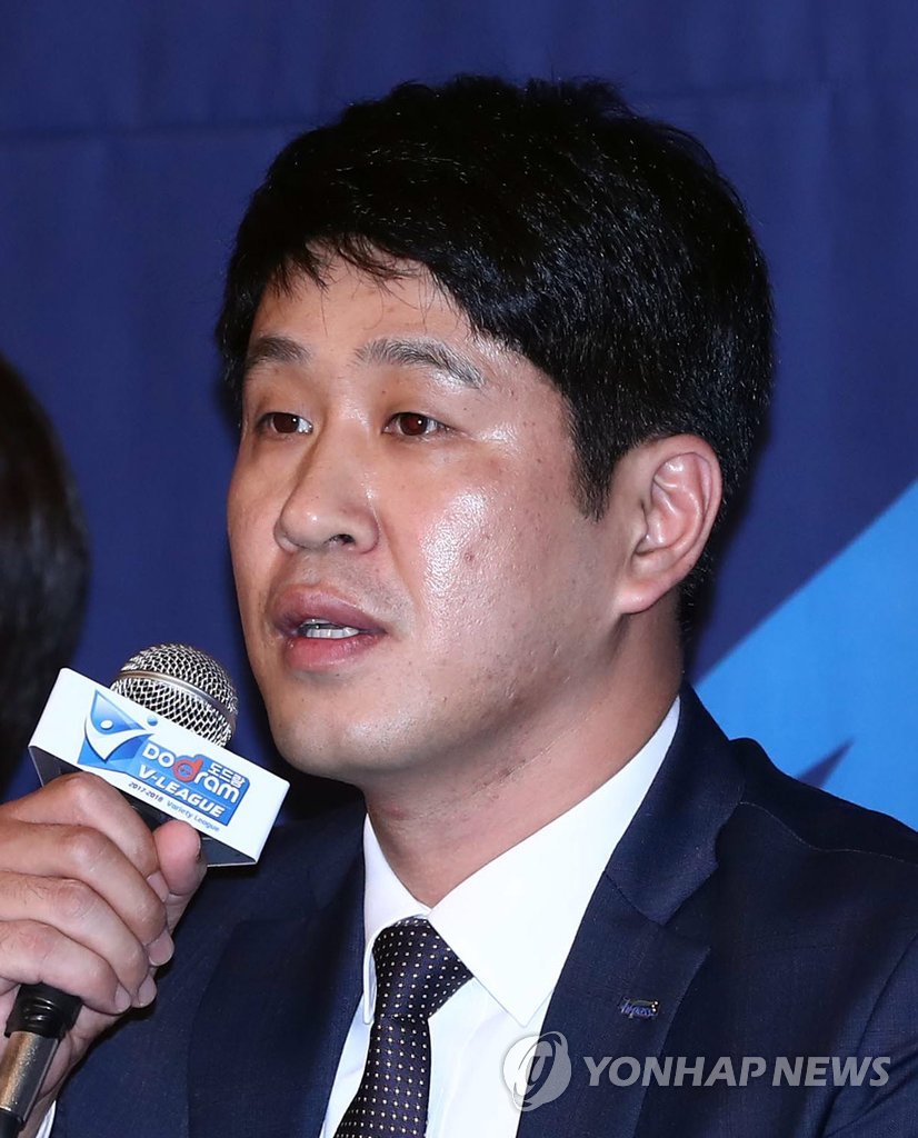 인사말하는 김종민 한국도로공사 감독