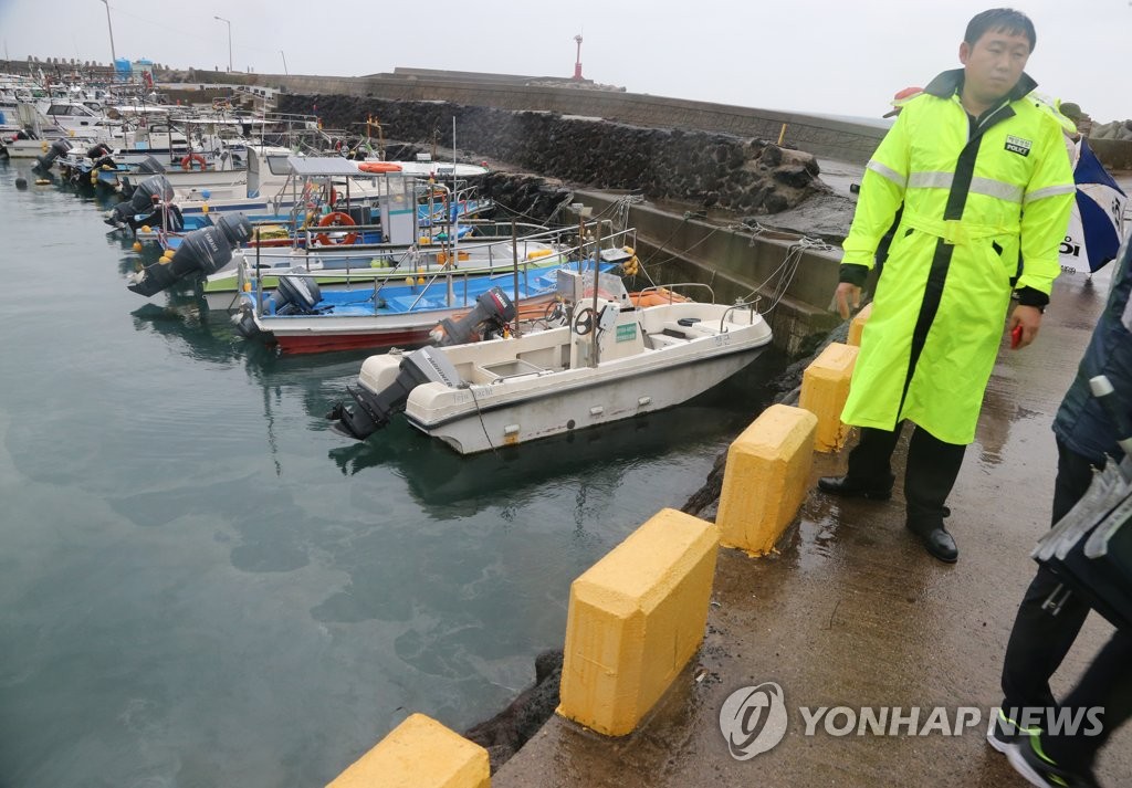 제주 마을포구 해상에 기름띠