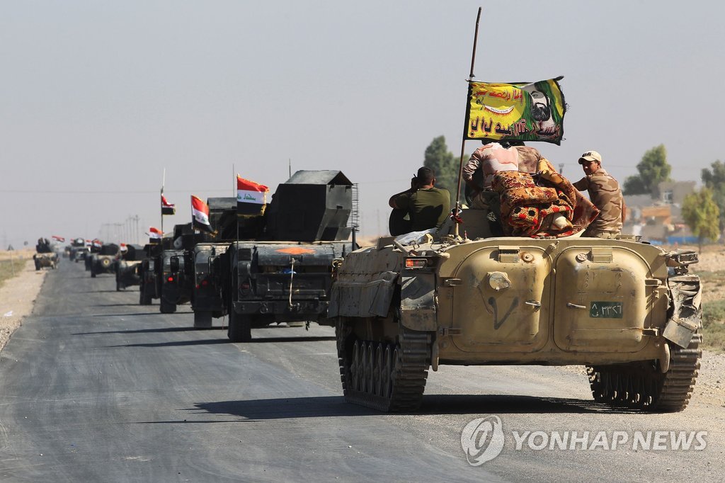 16일(현지시간) 쿠르드계가 장악하고 있는 북동부 도시 키르쿠크를 향해 진격하는 이라크 정부군[AFP=연합뉴스]