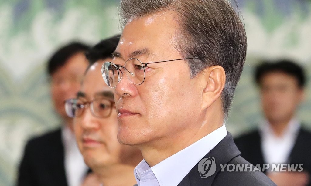 국기에 경례하는 문 대통령