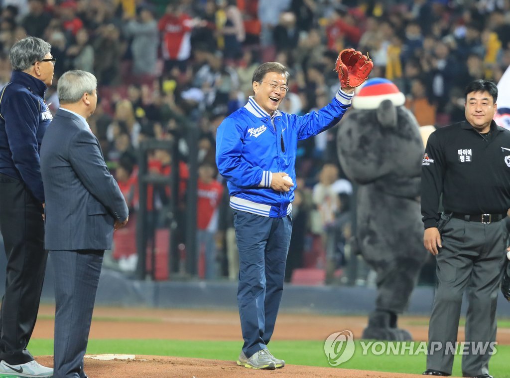 인사하는 문 대통령