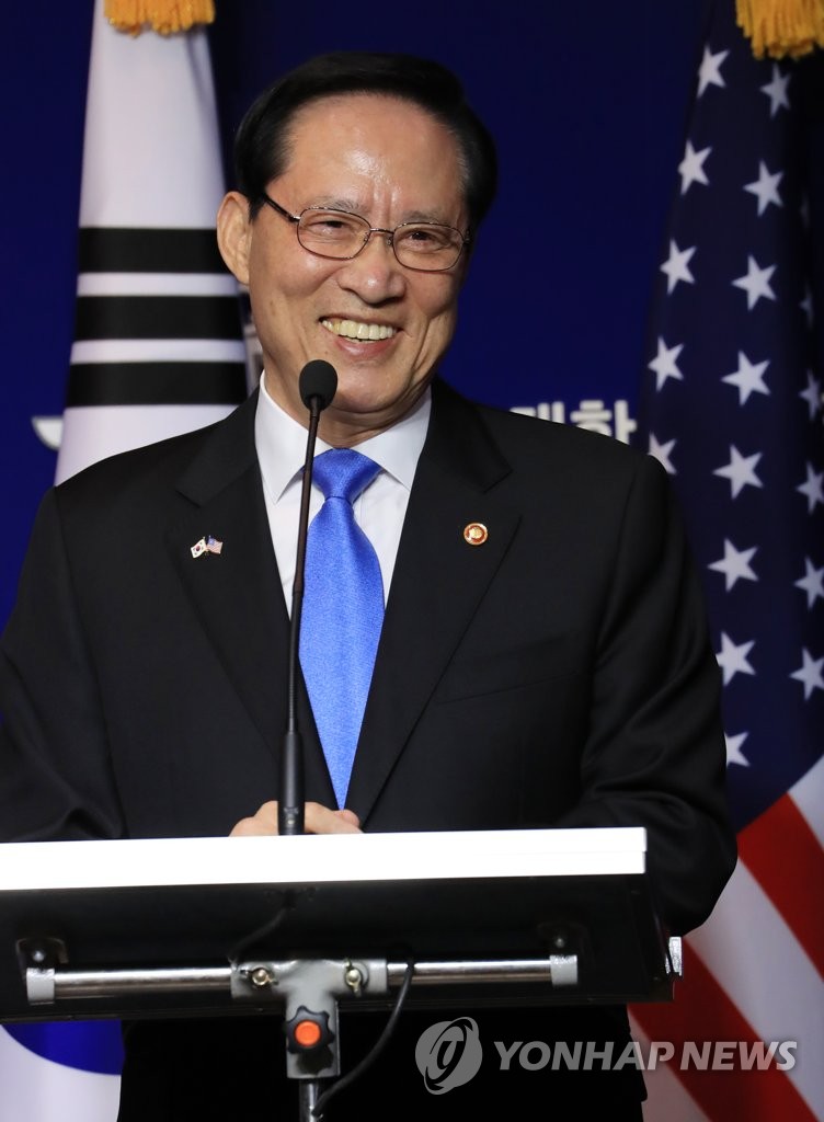기자질문에 송영무 국방장관 활짝