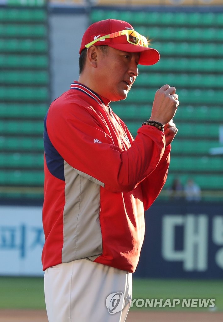 'V11'까지 단 1승...선수들과 대화하는 김기태 감독