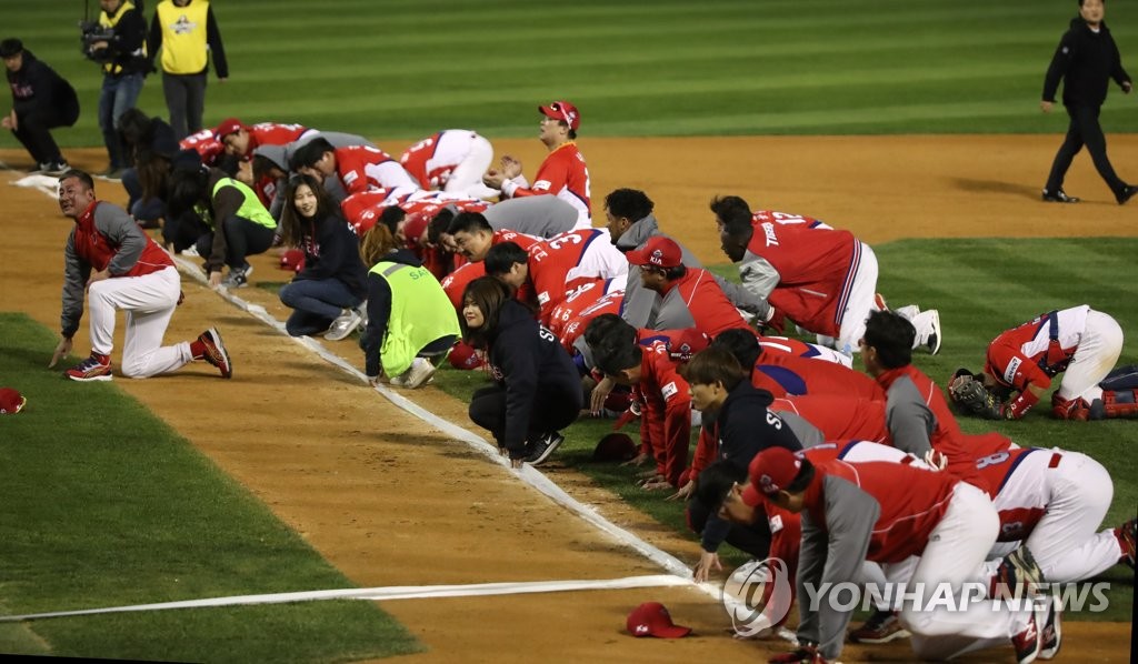 관중들에게 큰절 하는 KIA