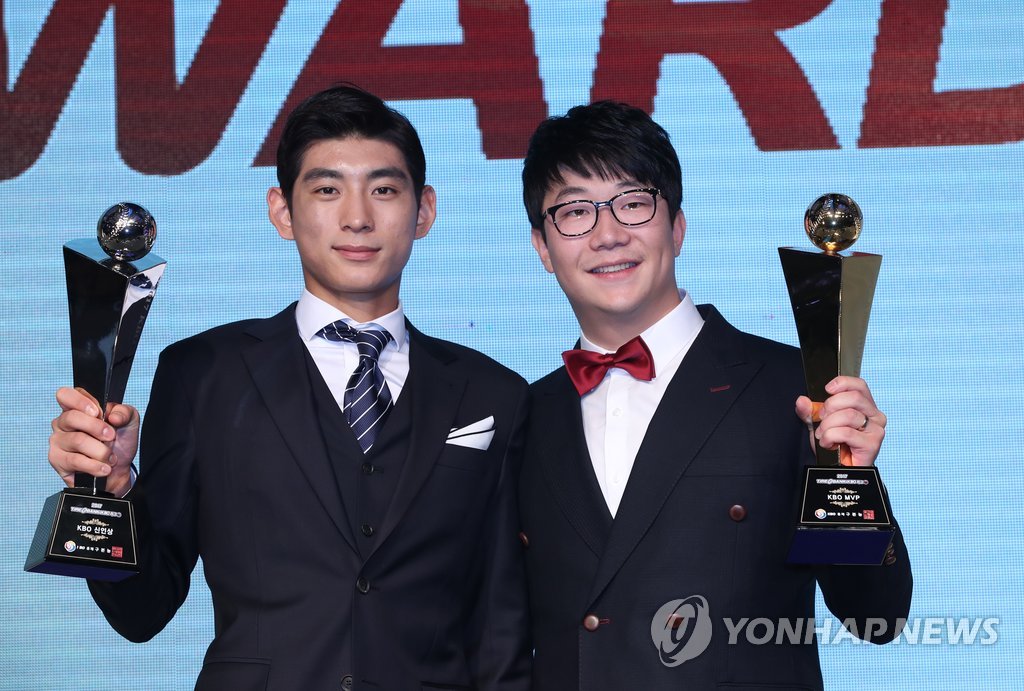 2017년 KBO리그 정규시즌 MVP 양현종(오른쪽)과 신인왕 이정후