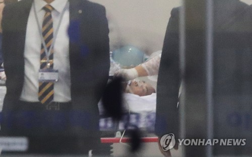 수술실로 옮겨지는 총상입은 귀순 북한병사