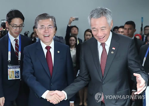 회담장으로 이동하는 한국-싱가포르 정상